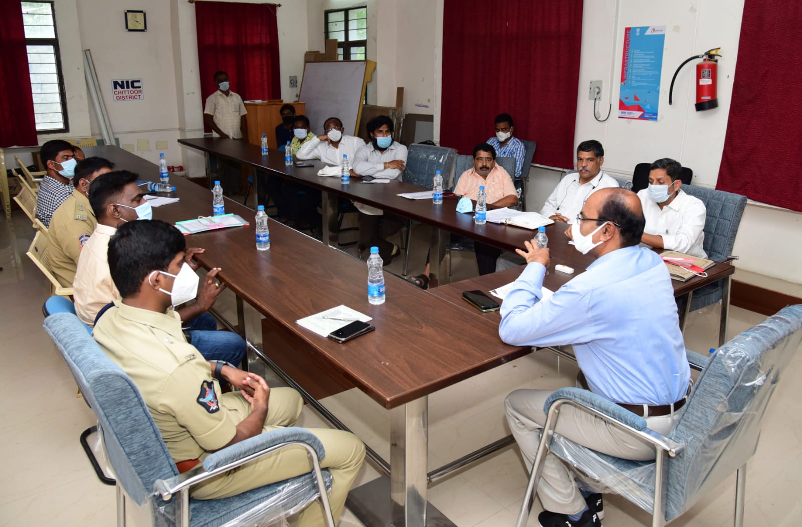 కమిటీ సమావేశంలో మాట్లాడుతున్న డిఆర్‌ఒ రాజశేఖర్‌