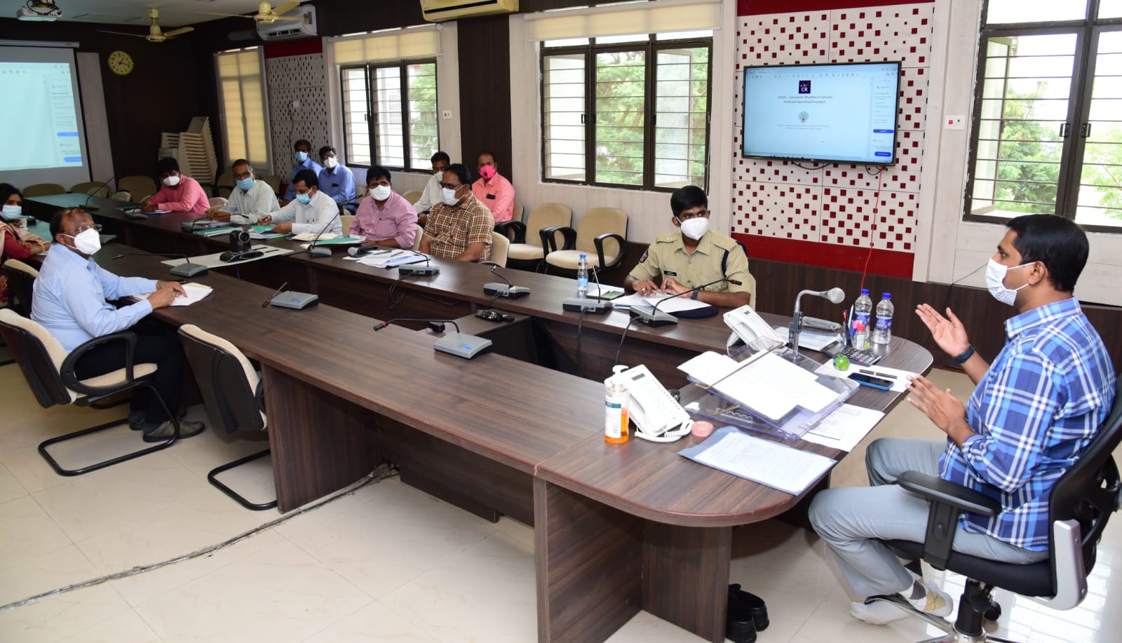 విద్యాశాఖ కార్యక్రమాలను సమీక్షిస్తున్న జిల్లా కలెక్టర్‌ హరినారాయణ్‌