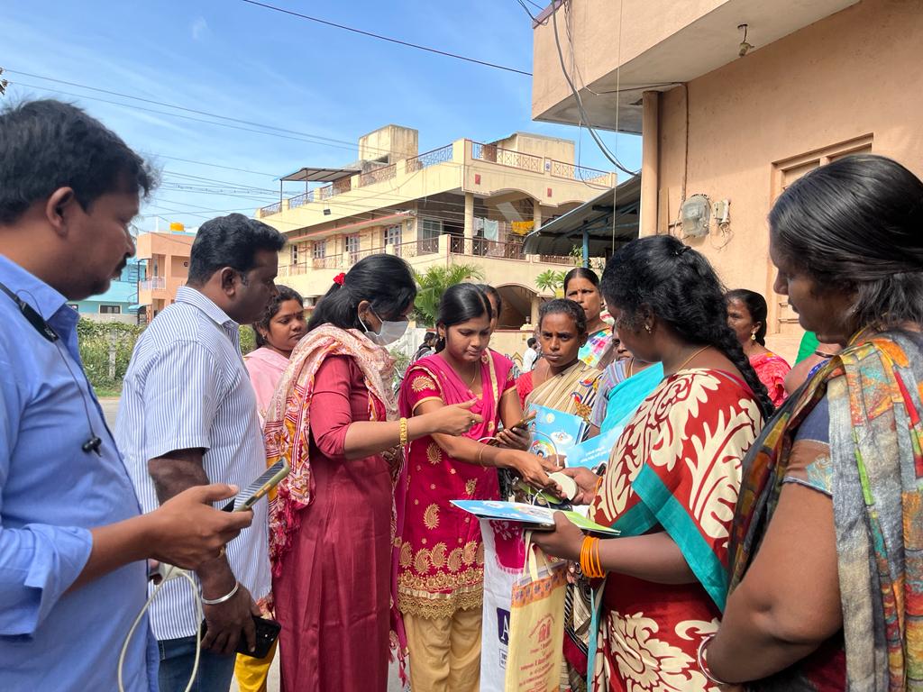 ఈ- కేవైసి నమోదుపై సూచనలిస్తున్న నగర కమిషనర్‌