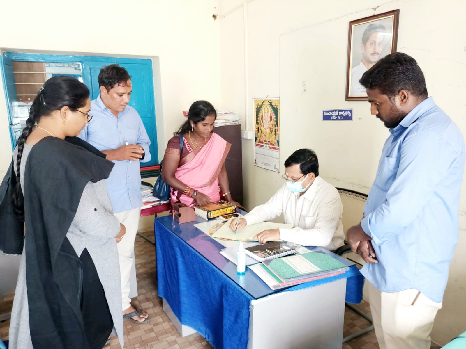 గ్రామ సచివాలయన్ని తనిఖీ చేస్తున్న జెడ్పి సిఇఒ ప్రభాకర్‌రెడ్డి