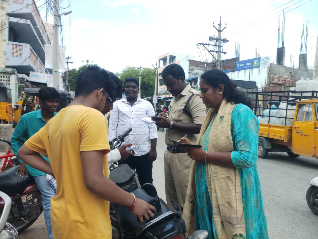 దిశ యాప్‌పై అవగాహన కల్పిస్తున్న పోలీసులు