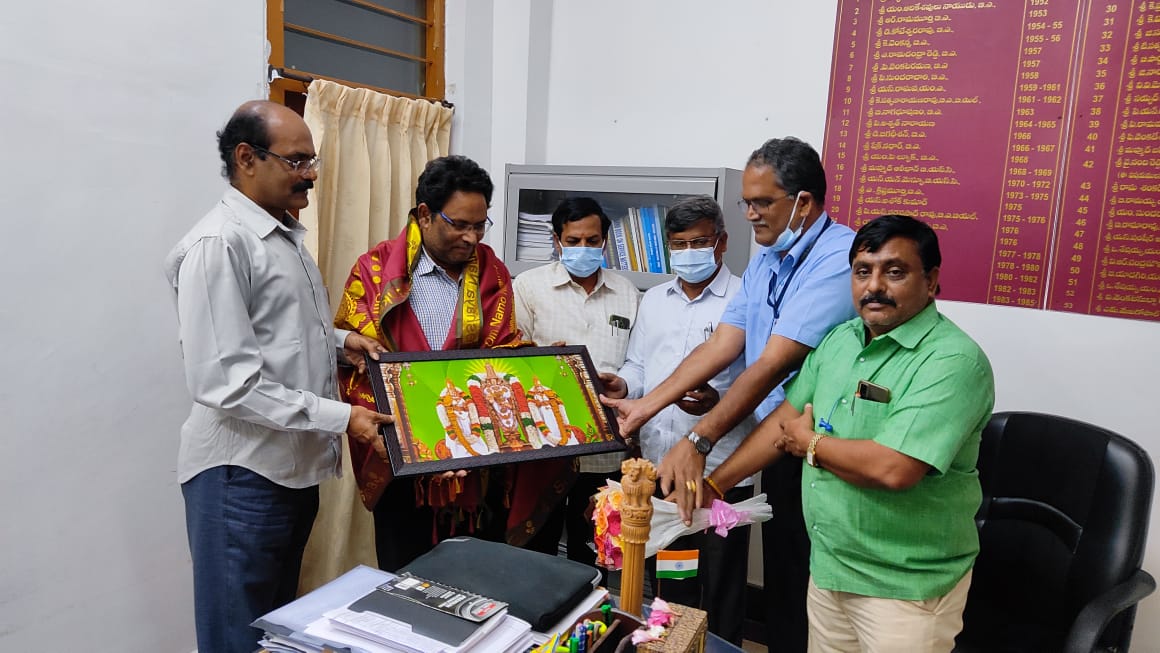 డీపీఓను సన్మానిస్తున్న డిఆర్‌ఒ, అధికారులు