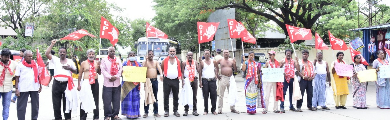 నిరసన వ్యక్తం చేస్తున్న వామపక్ష పార్టీల నాయకులు