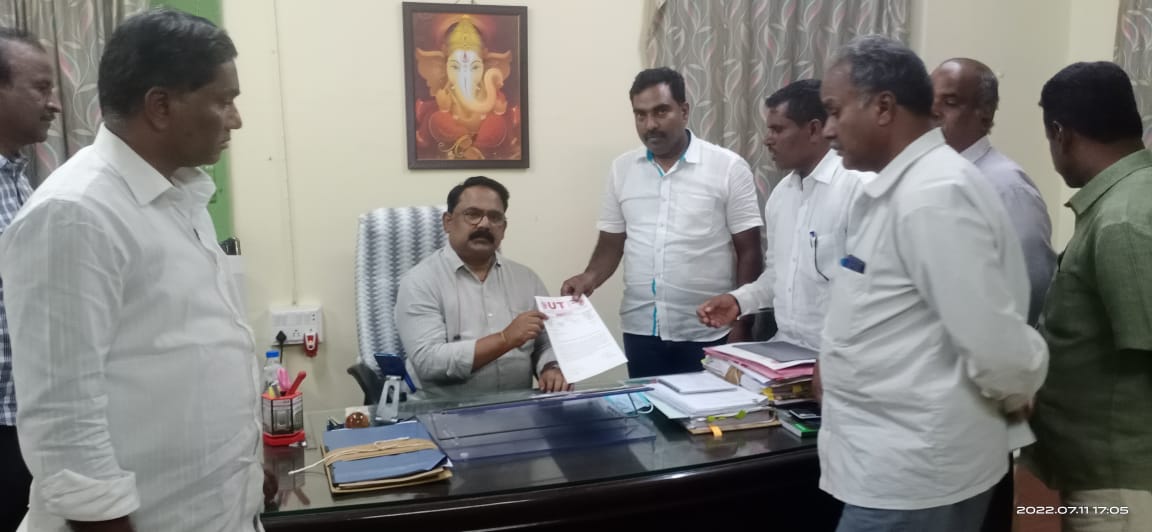 డిఇఒ విన్నతి చేస్తున్న యుటిఎఫ్‌ నేతలు