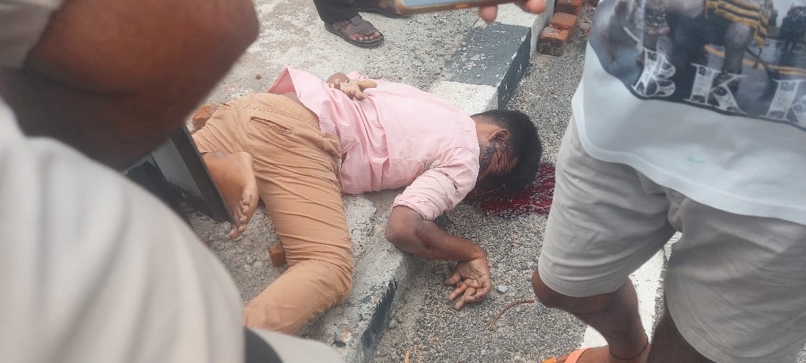 మరణించిన విద్యార్థి మస్తాన్‌ మృతదేహం