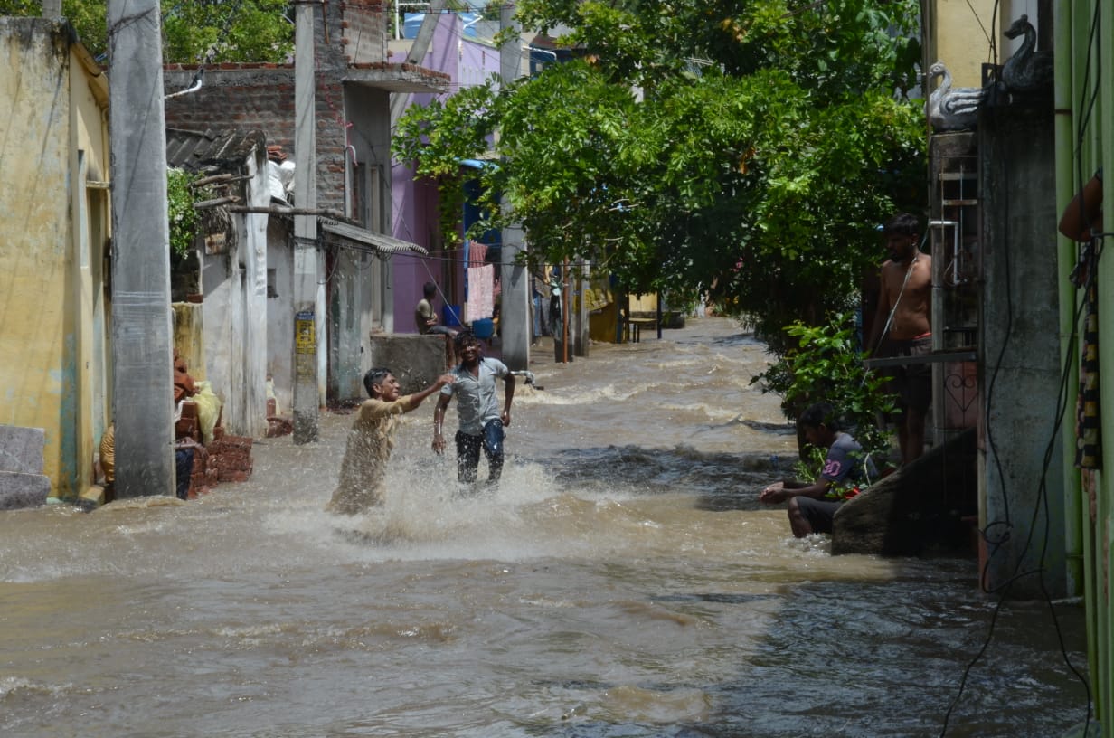 వానొస్తే తట్టా.. బుట్టా.. సద్దాల్సిందే..!