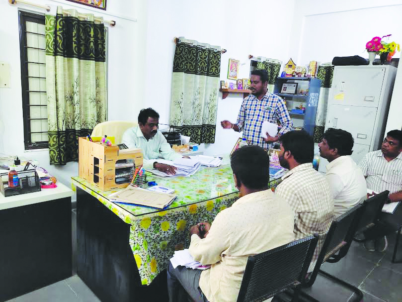 స్కూల్‌ ఉపాధ్యాయులతో మాట్లాడుతున్న డివైఈవో విజయేంద్రరావు