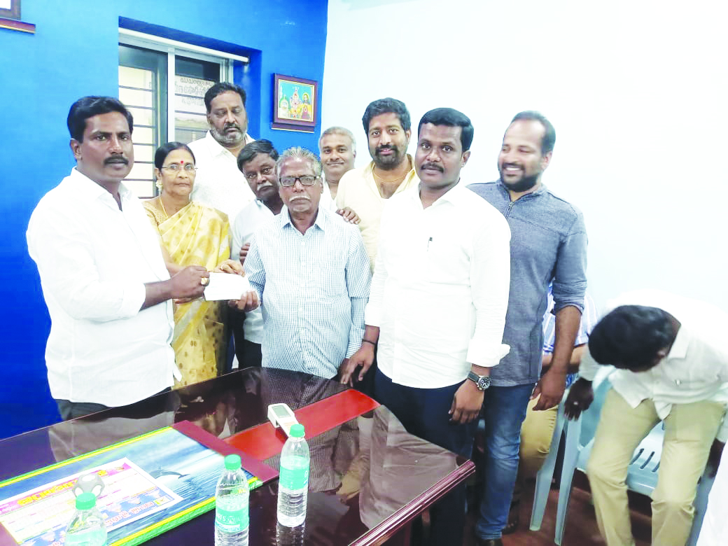 చెక్కులు పంపిణీ చేస్తున్న ఎమ్మెల్యే ఎమ్మెస్‌ బాబు