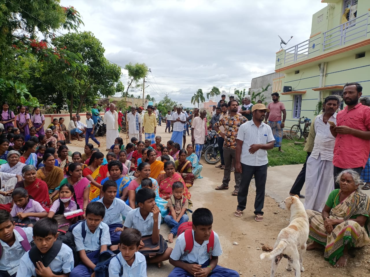 మొదటి రోజే బడికి తాళం