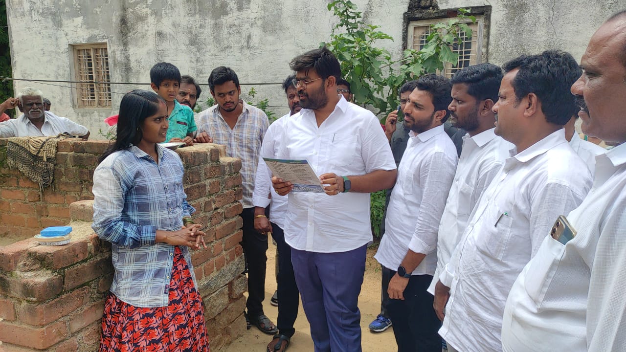 గడప గడపకి మన ప్రభుత్వం కార్యక్రమంలో పాల్గొన్న ఎమ్మెల్సీ భరత్‌