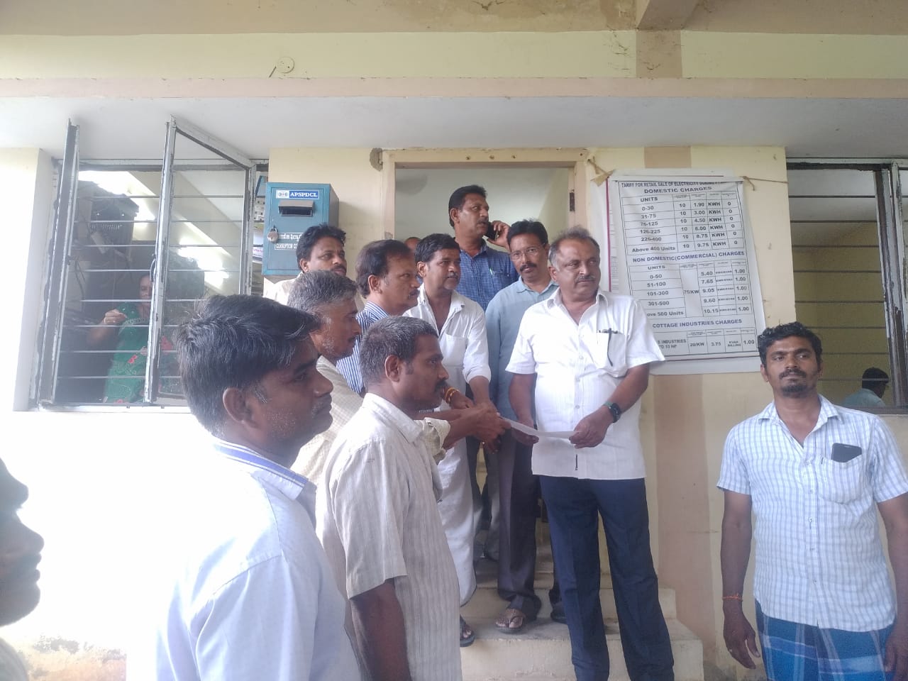 విద్యుత్‌ అధికారులకు వినతిపత్రం ఇస్తున్న సిఐటియు నాయకులు