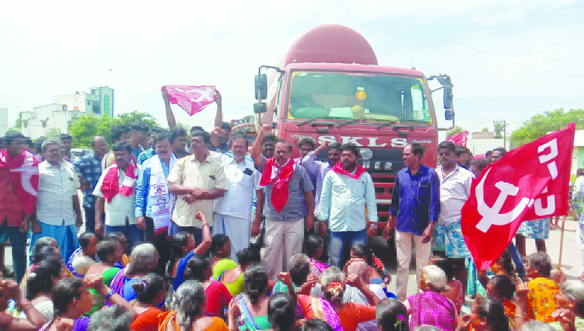జాతీయ రహదారిపై బైఠాయించిన మహిళా పవర్లూమ్‌ కార్మికులు, సిఐటియు నాయకులు