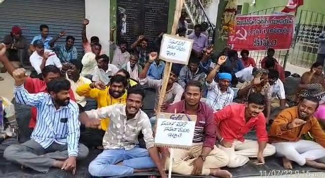కుప్పంలో సమ్మె చేస్తున్న మున్సిపల్‌ కార్మికులు