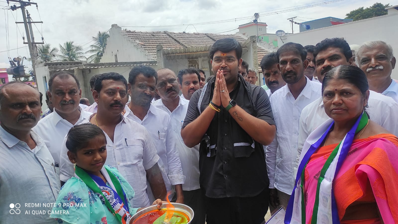 ప్రజల సమస్యలను అడిగి తెలుసుకుంటున్న ఎమ్మెల్సీ భరత్‌