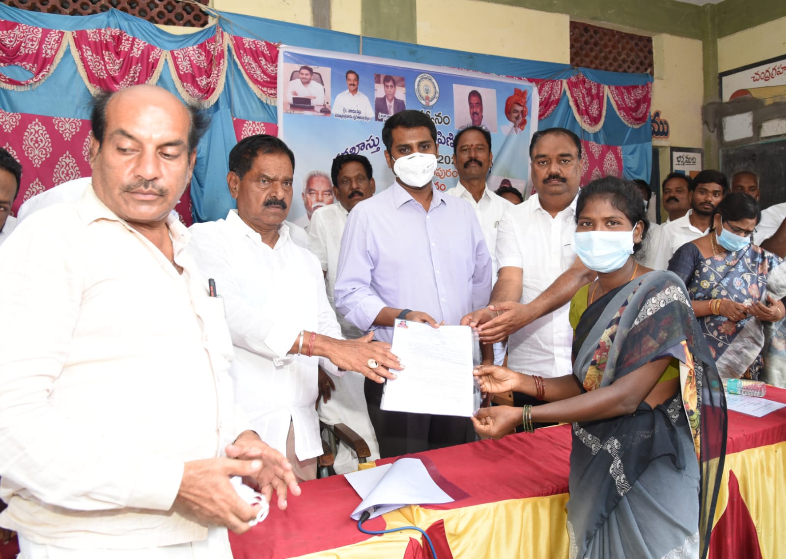 లబ్దిదారులకు ధరకాస్తు పట్టాలను అందజేస్తున్న డిప్యూటి సిఎం, కలెక్టర్‌