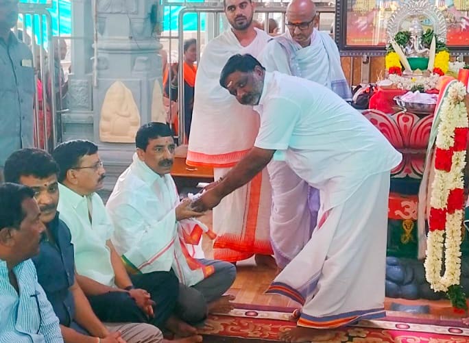 వినాయకుని సేవలో రాష్ట్ర ఏపీఎస్‌ ఆర్టీసీ ఛైర్మన్‌