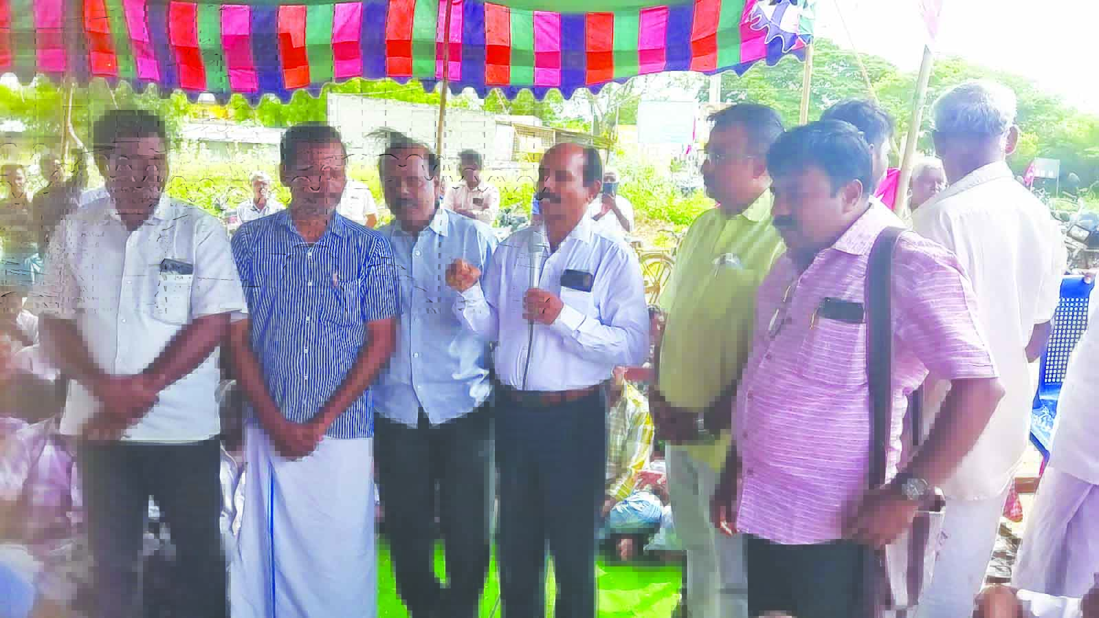 సమ్మె శిబిరం వద్ద కార్మికులనుద్దేశించి మాట్లాడుతున్న లేబర్‌ అధికారులు