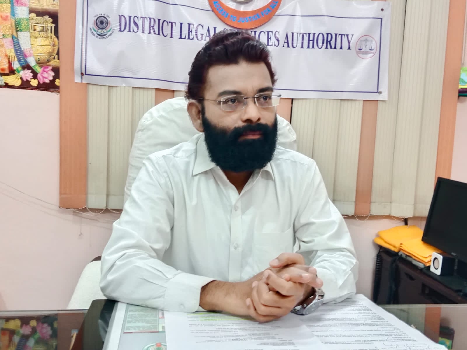 విలేకరుల సమావేశంలో మాట్లాడుతున్న న్యాయమూర్తి కరుణకుమార్‌