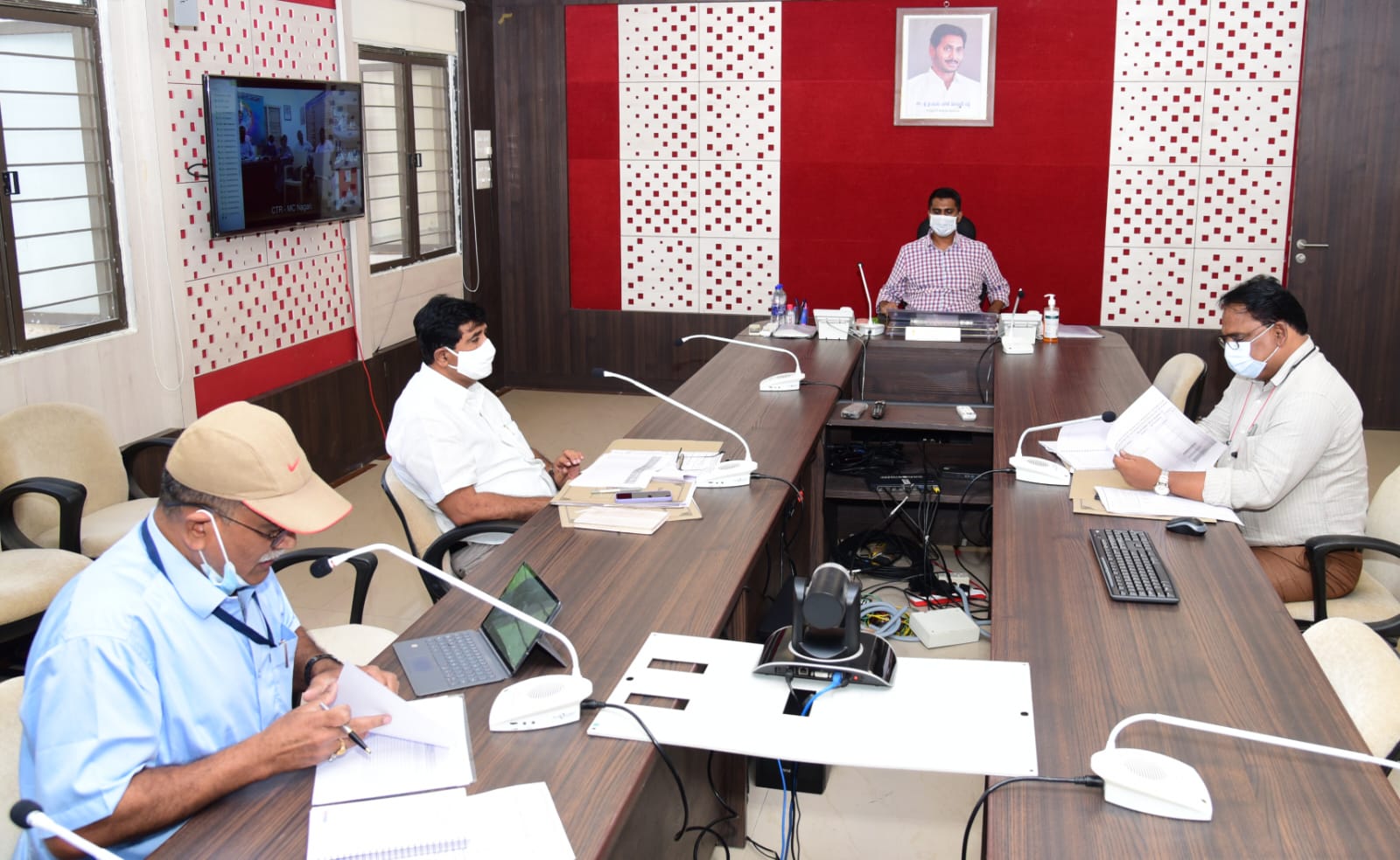 వీడియో కాన్పెరెన్స్‌లో నాడు- నేడుపై సమీక్షిస్తున్న జిల్లా కలెక్టర్‌