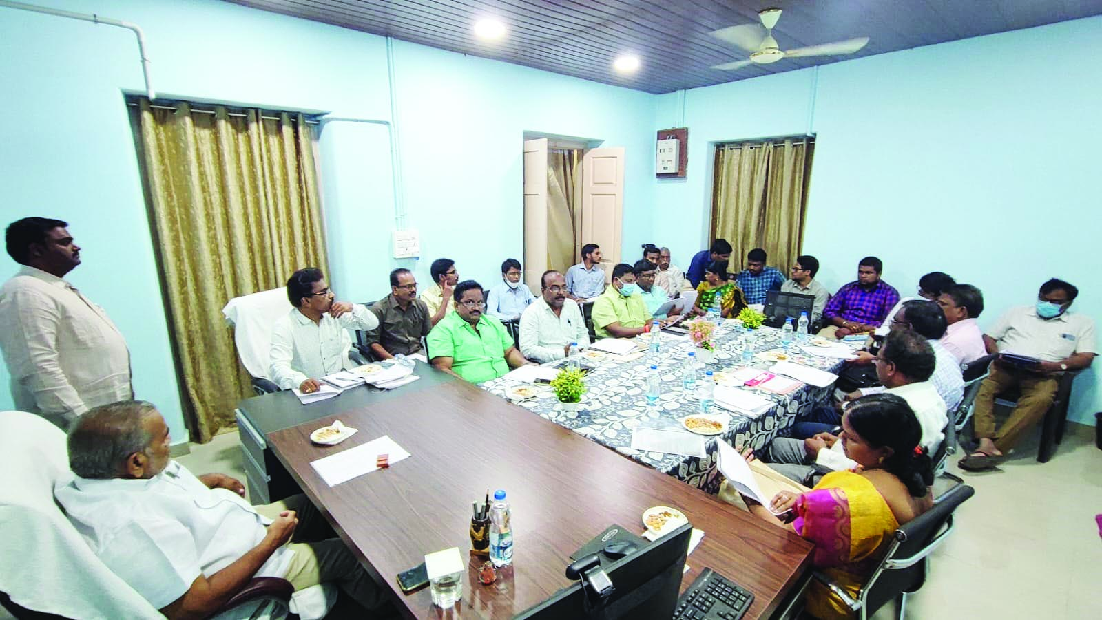 మొదటి సమావేశంలో మాట్లాడుతున్న ఛైర్మెన్‌ పురుషోత్తంరెడ్డి