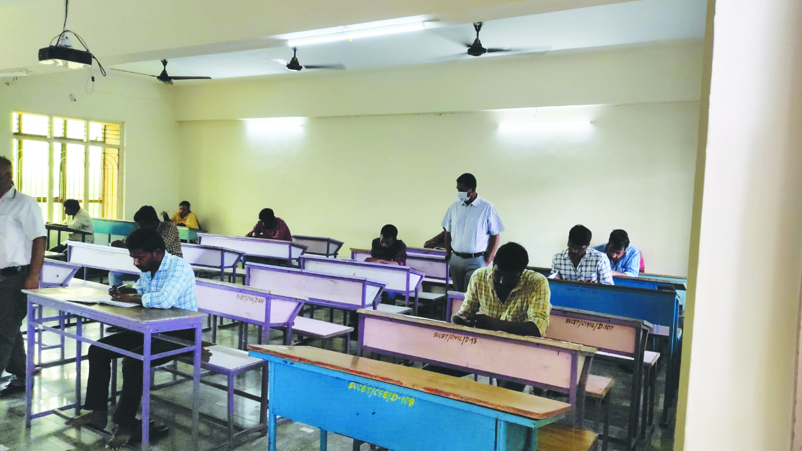 గ్రూప్‌ 4 పరీక్షల నిర్వహణను పరిశీలిస్తున్న జిల్లా కలెక్టర్‌