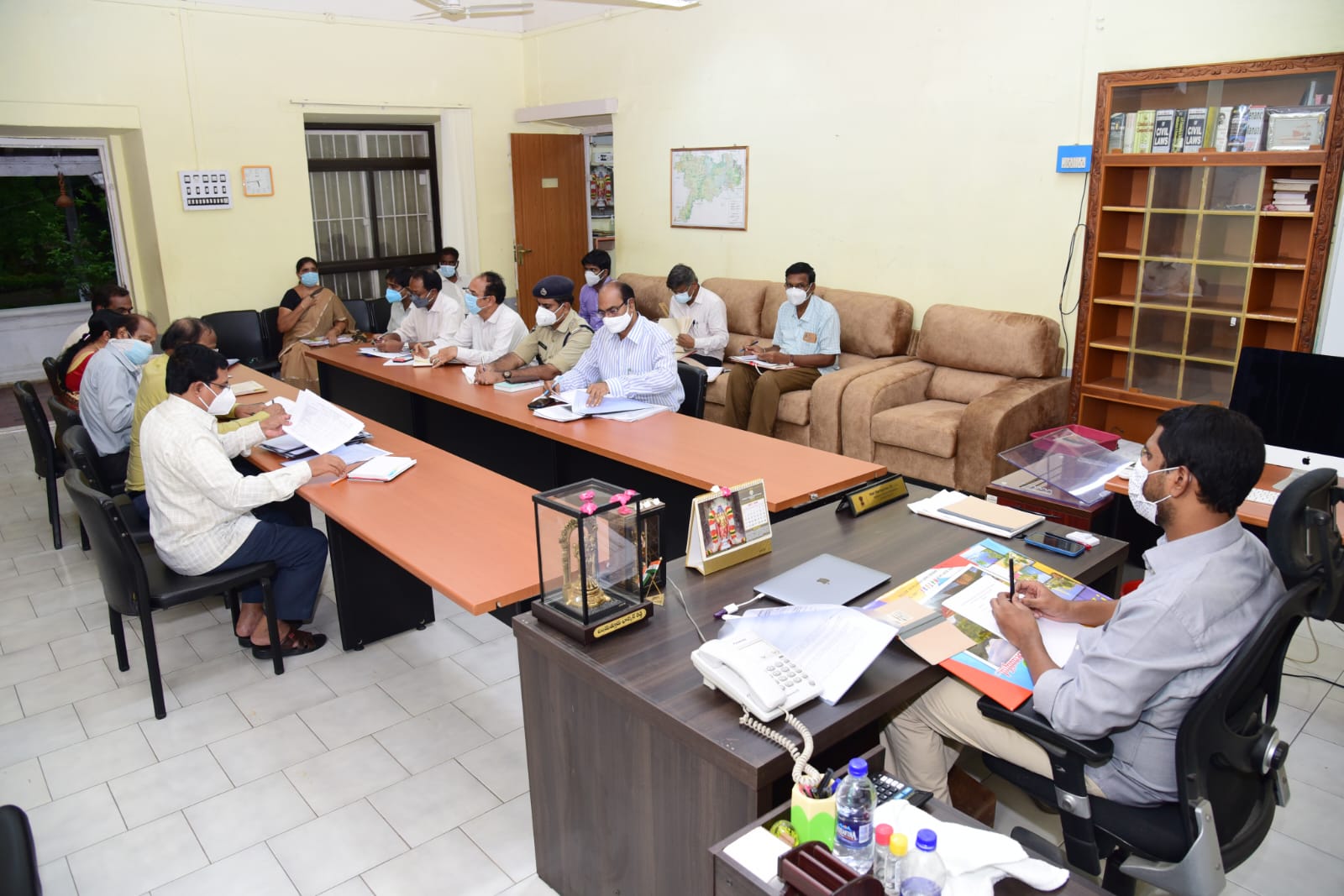 పలకరింపు కార్యక్రమంపై సమీక్షిస్తున్న జిల్లా కలెక్టర్‌