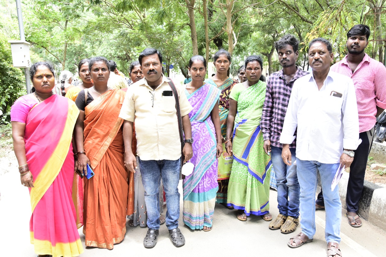 దారి సమస్య పరిష్కరించాలంటూ ధర్నా చేస్తున్న యానాదులు