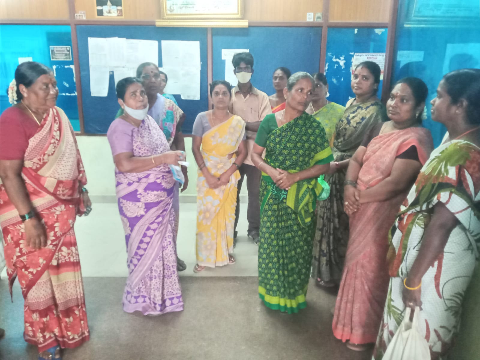 చిత్తూరు నగర పాలక సంస్థ పాఠశాలల్లో పని చేస్తున్న స్వీపర్లు