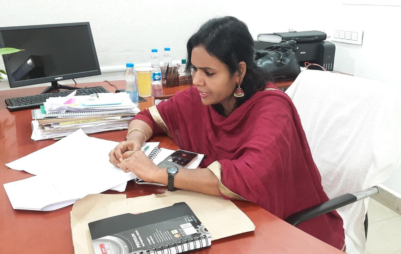 టెలికాన్పెరెన్స్‌లో మాట్లాడుతున్న నగర కమిషనర్‌ డాక్టర్‌ జె.అరుణ