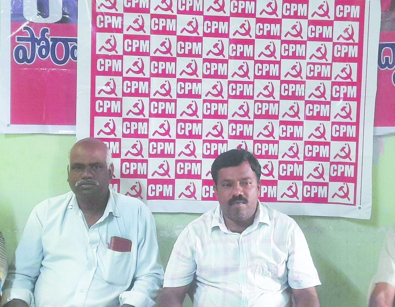 విలేకరుల సమావేశంలో మాట్లాడుతున్న వాడ గంగరాజు, సురేంద్ర