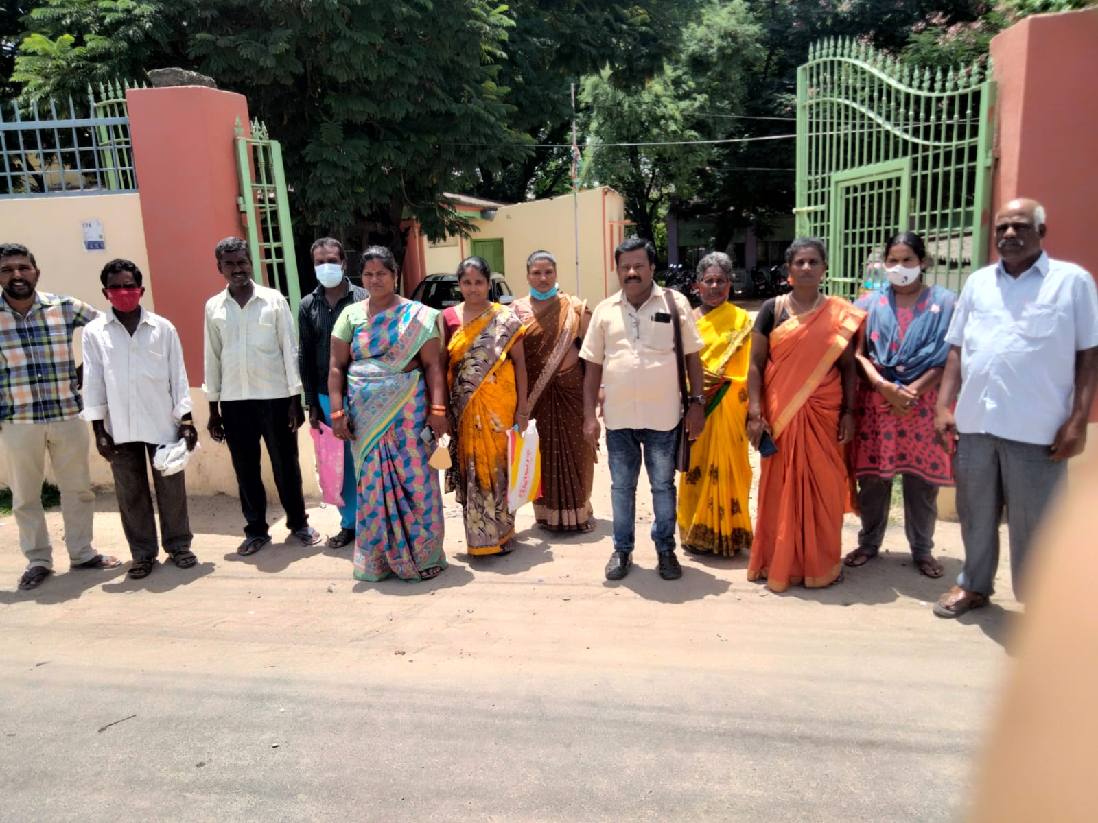 డిఇఒ కార్యాలయం ఎదుట ధర్నా చేస్తున్న విద్యార్థుల తల్లిదండ్రులు