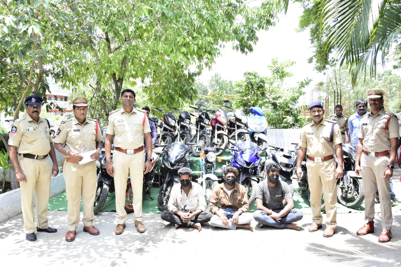 పట్టుబడ్డ ద్విచక్రవాహన దొంగలను చూపుతున్న డిఎస్‌పి