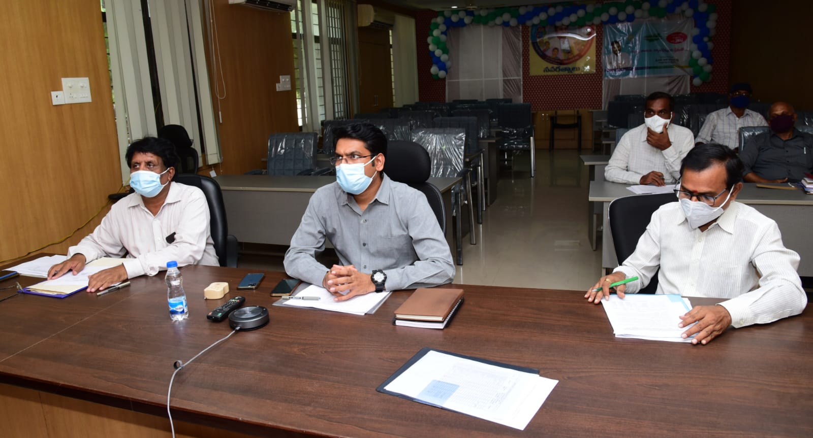 వీడియో కాన్పెరెన్స్‌లో మాట్లాడుతున్న జాయింట్‌ కలెక్టర్‌ వెంకటేశ్వర్‌