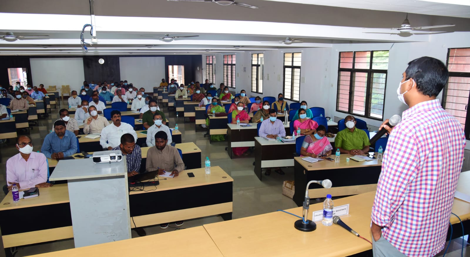 స్పందన సమస్యలపై అధికారులతో మాట్లాడుతున్న కలెక్టర్‌