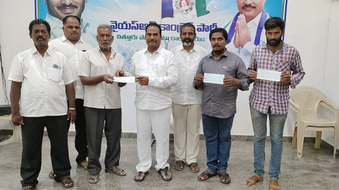 సీఎం సహాయ నిధి చెక్కులు పంపిణీ చేస్తున్న ఎంఎల్‌ఎ ఆరణి శ్రీనివాసులు