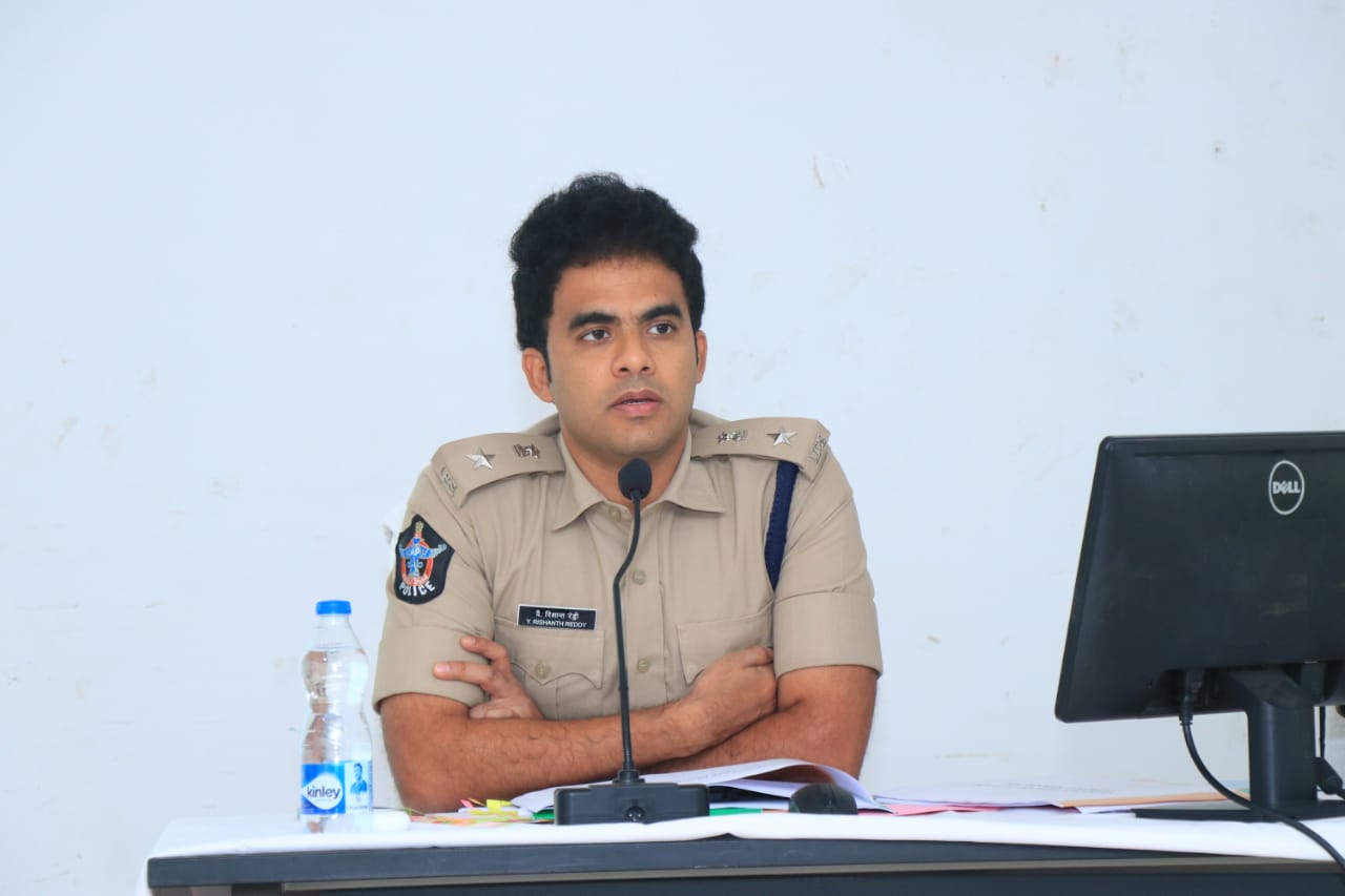 సమావేశంలో మాట్లాడుతున్న జిల్లా ఎస్పీ రిషాంత్‌రెడ్డి
