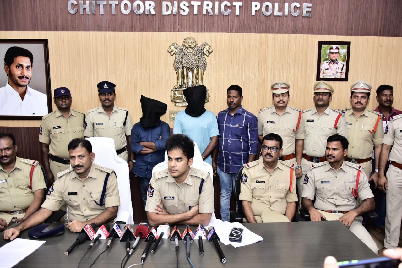 అంతరాష్ట్ర దొంగ అరెస్టును చూపుతున్న ఎస్‌పి రిషాంత్‌రెడ్డి