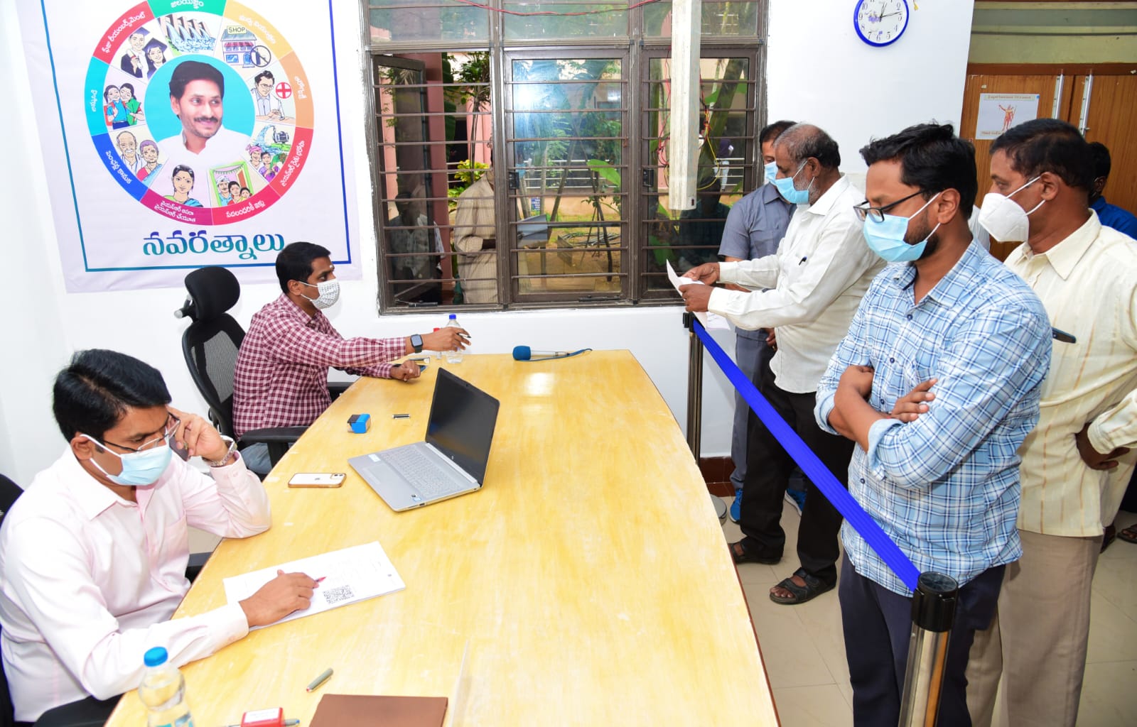 స్పందనలో అర్జీలు స్వీకరిస్తున్న కలెక్టర్‌ హరినారాయణ్‌