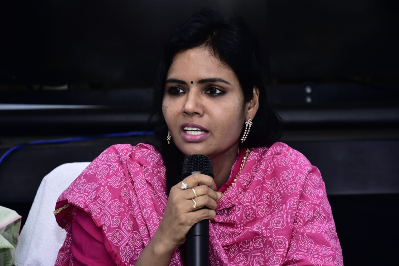 టెలికాన్పెరెన్స్‌లో మాట్లాడుతున్న కమిషనర్‌ అరుణ