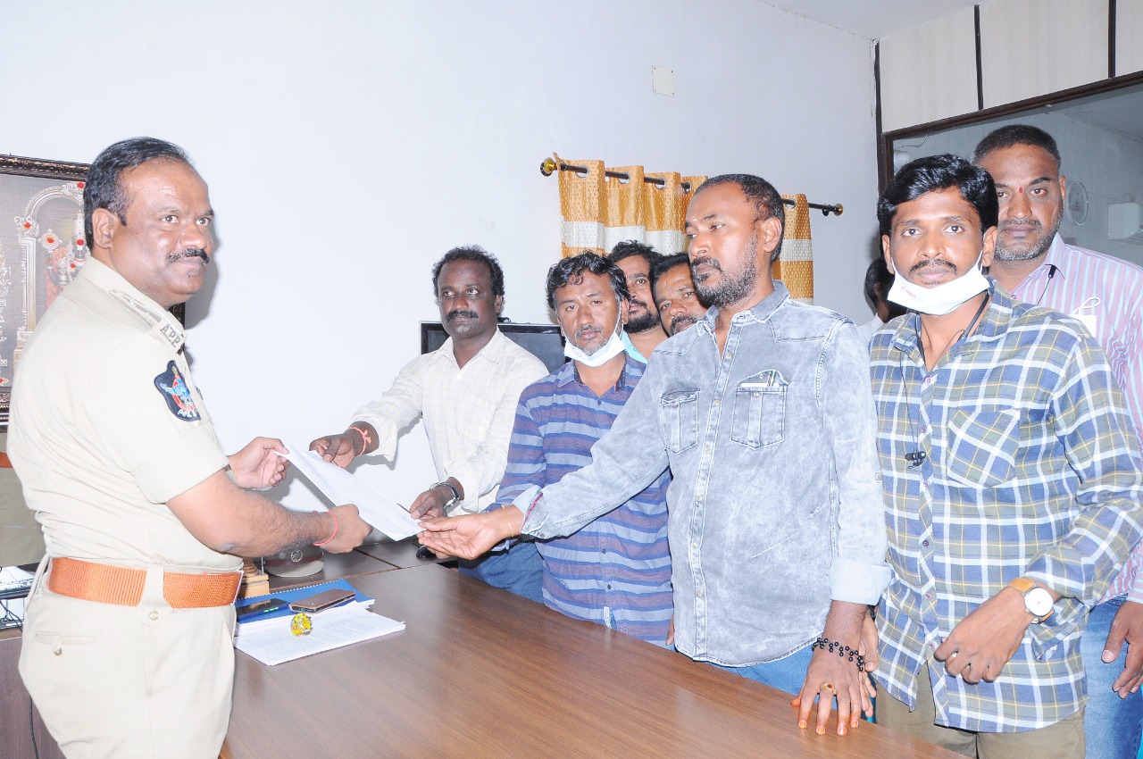 సీఐ నరసింహరాజుకు ఫిర్యాదు చేస్తున్న ప్రెస్‌క్లబ్‌ కార్యవర్గం