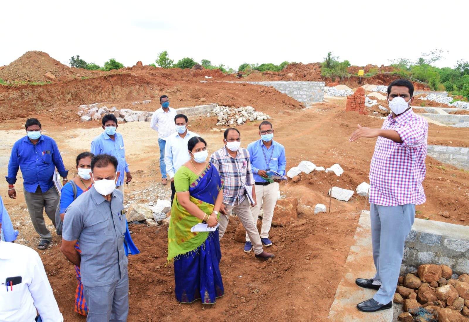 జగనన్న కాలనీల నిర్మాణాలను పరిశీలిస్తున్న కలెక్టర్‌