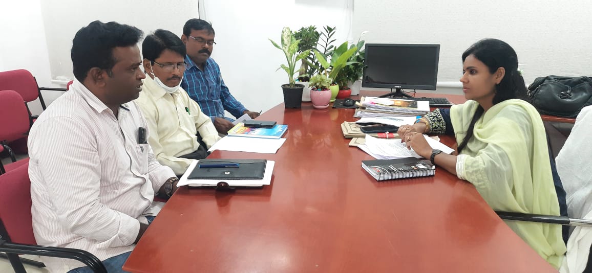 టిడ్కో ఇండ్ల రిజిస్టేషన్స్‌పై అధికార్లతో చర్చిస్తున్న నగర కమిషనర్‌ అరుణ