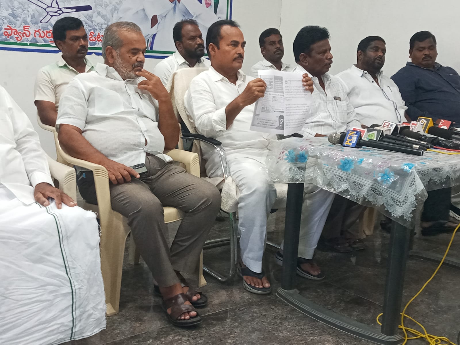 విలేకరుల సమావేశంలో మాట్లాడుతున్న ఎంఎల్‌ఎ ఆరణి శ్రీనివాసులు