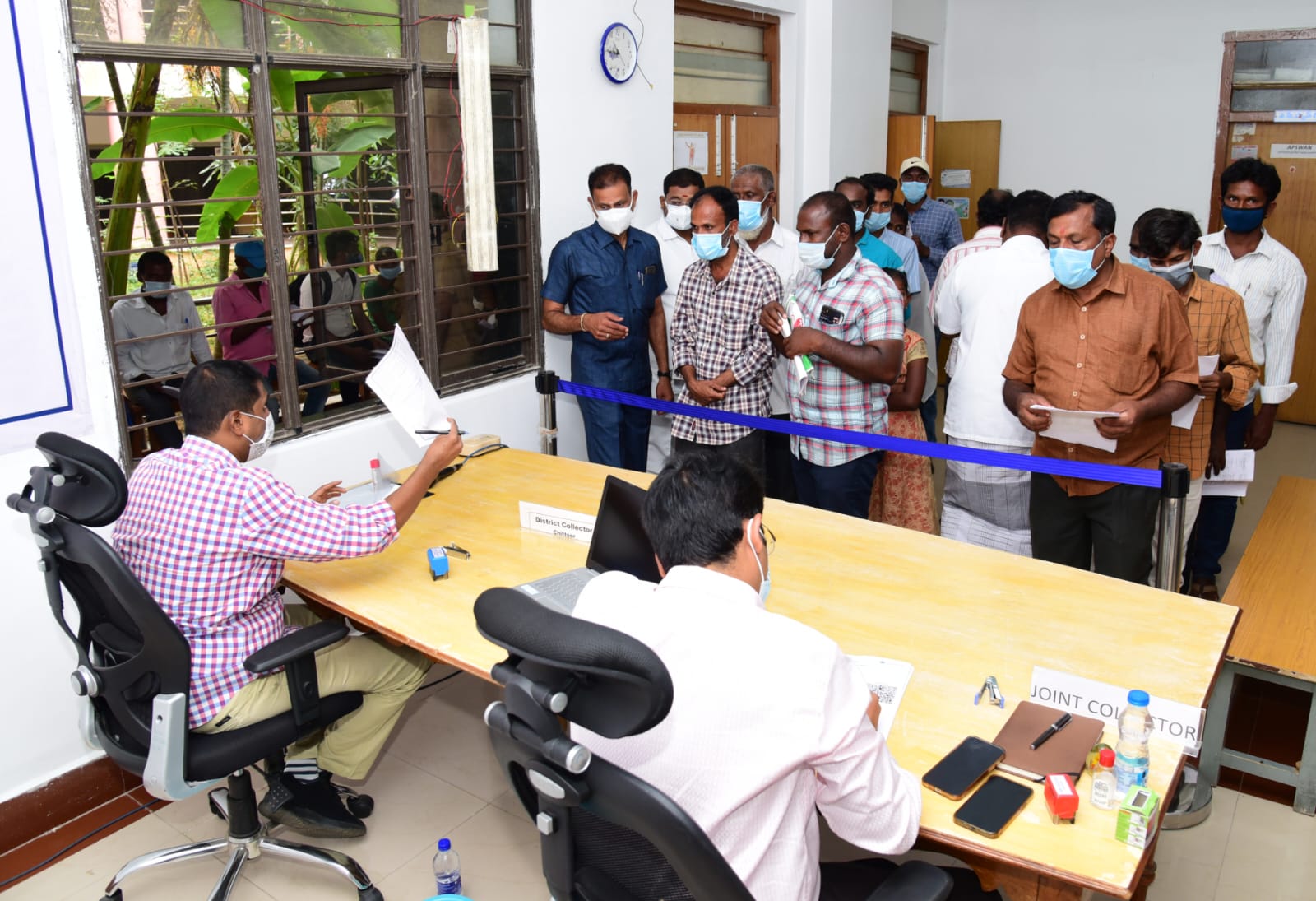 స్పందన కార్యక్రమంలో అర్జీలు స్వీకరిస్తున్న కలెక్టర్‌