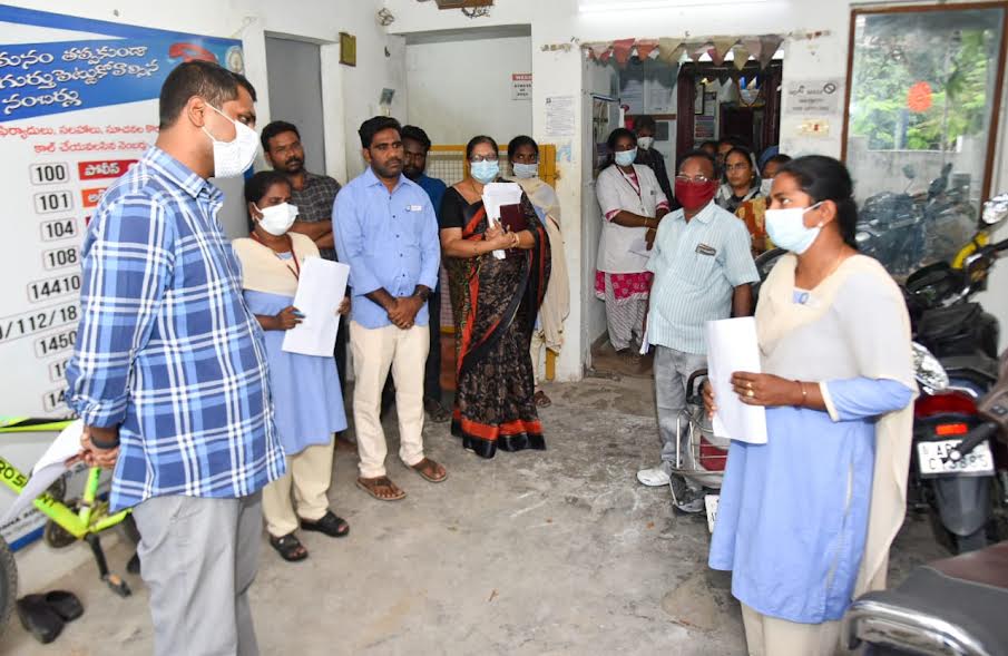 7,6 వార్డు సచివాలయ సిబ్బందితో మాట్లాడుతున్న కలెక్టర్‌