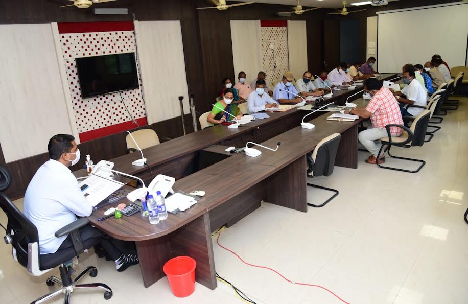 అధికారులతో మాట్లాడుతున్న జిల్లా కలెక్టర్‌ ఎం. హరినారాయణన్‌