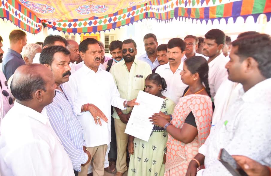 బాధిత కుటుంబ సభ్యులతో మాట్లాడుతున్న డిప్యూటి సిఎం నారాయణస్వామి