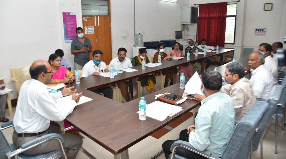 అధికారులతో మాట్లాడుతున్న డిఆర్‌ఓ రాజశేఖర్‌