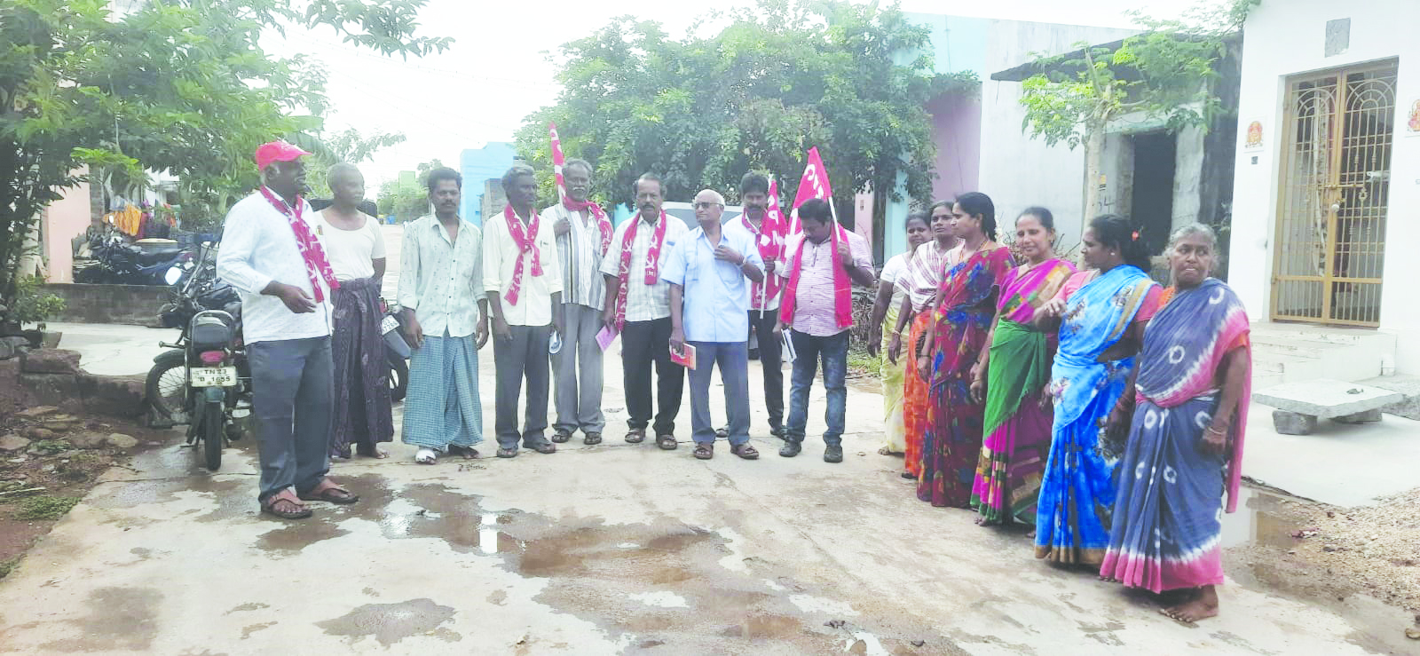 ఇంటింటికీ సిపిఎం సమస్యలపై సర్వే నిర్వహిస్తున్న బృందం
