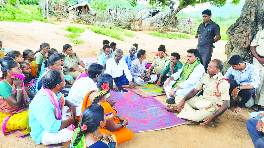 గిరిజనులు, అటవీ శాఖ అధికారులతో మాట్లాడుతున్న శంకర్‌ నాయక్‌